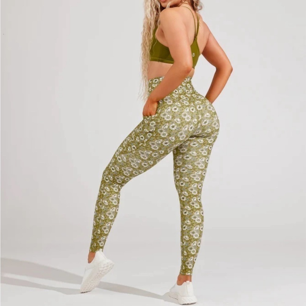 BuffBunny Rosa Pocket Legging - Green Petal Print size medium